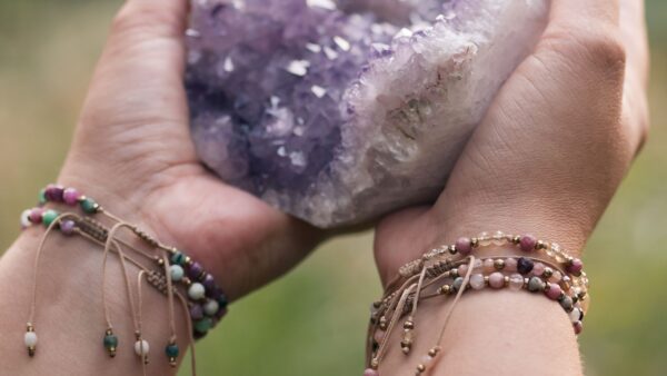 Bransoletki z kamieni naturalnych: Jak mogą wpływać na nasze życie i zdrowie?