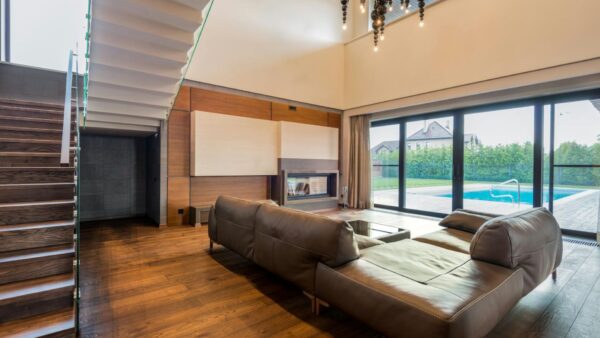 Jak ekologicznie myć podłogi z paneli i drewna w sezonie grzewczym?