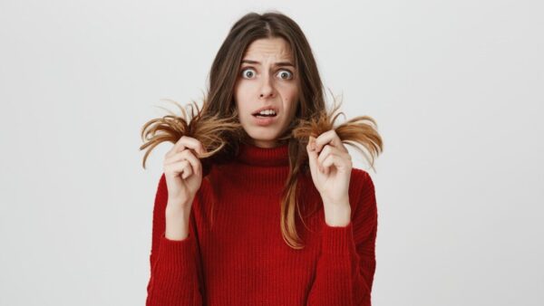 Wypadanie włosów – przyczyny i skuteczne sposoby na zdrowe, mocne włosy