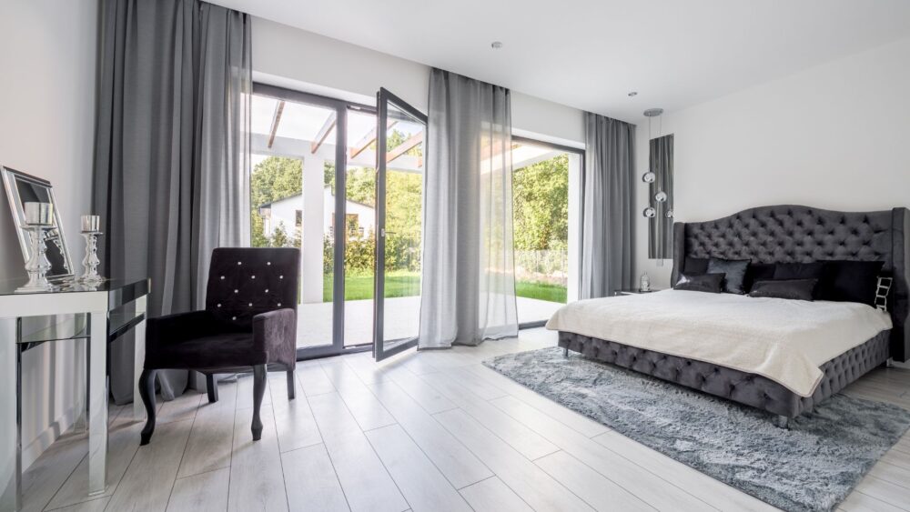 Ekskluzywna sypialnia dla pary – wystrój sypialni glamour