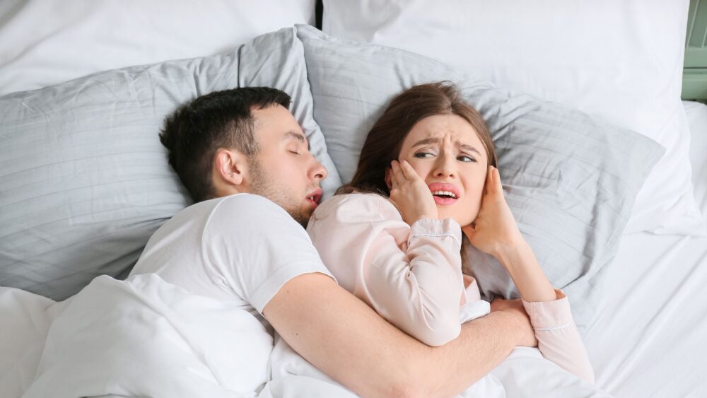 Chrapanie partnera nie daje Ci spać? Sprawdź, jak temu zaradzić
