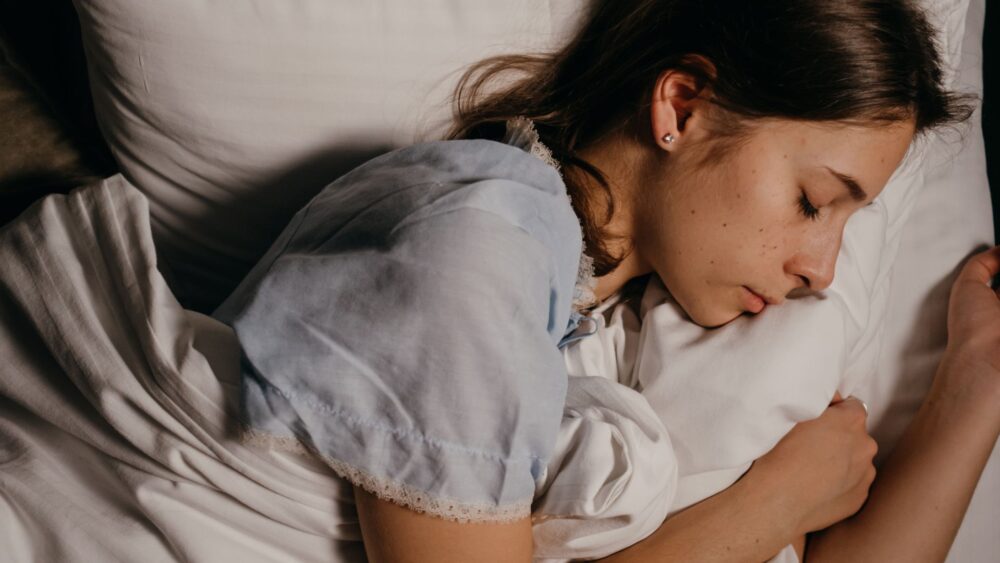 Dlaczego latem śpimy gorzej? Wpływ temperatury na sen