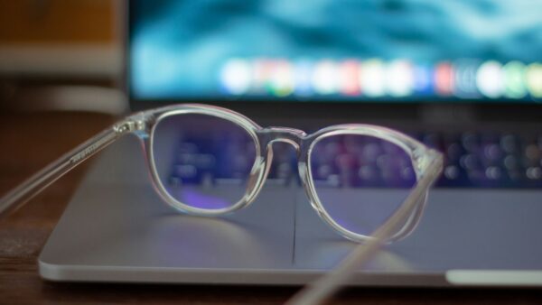 Soczewki kontaktowe czy okulary. Co wybrać?