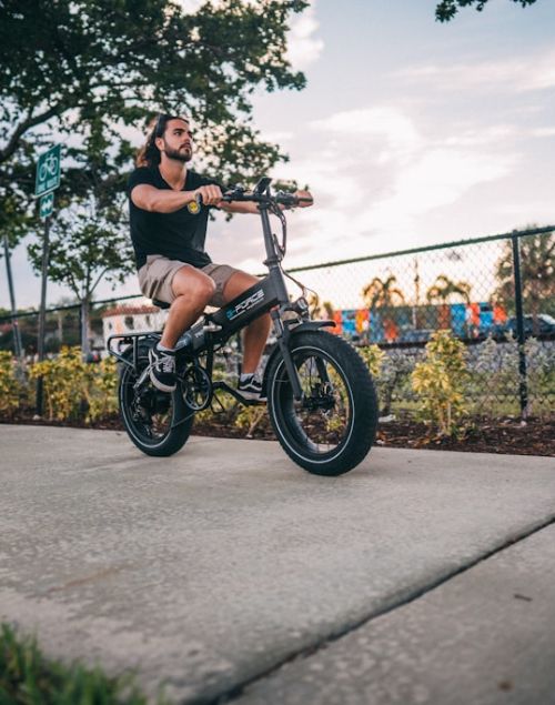 Rower elektryczny dla kobiet: ile waży i jak wybrać idealny model?